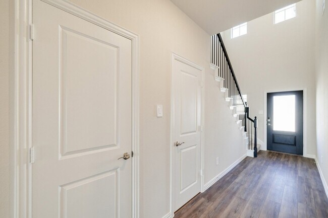 Foto del edificio - 4816 Hunter Hurst Dr