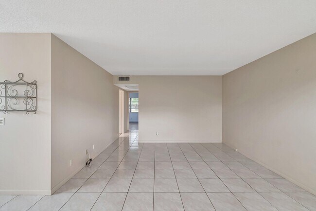Building Photo - 393 Fanshaw J