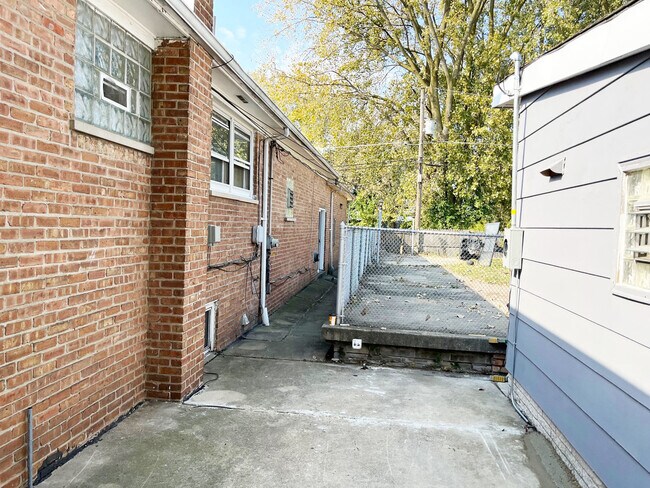 Building Photo - 14046 Calhoun Ave