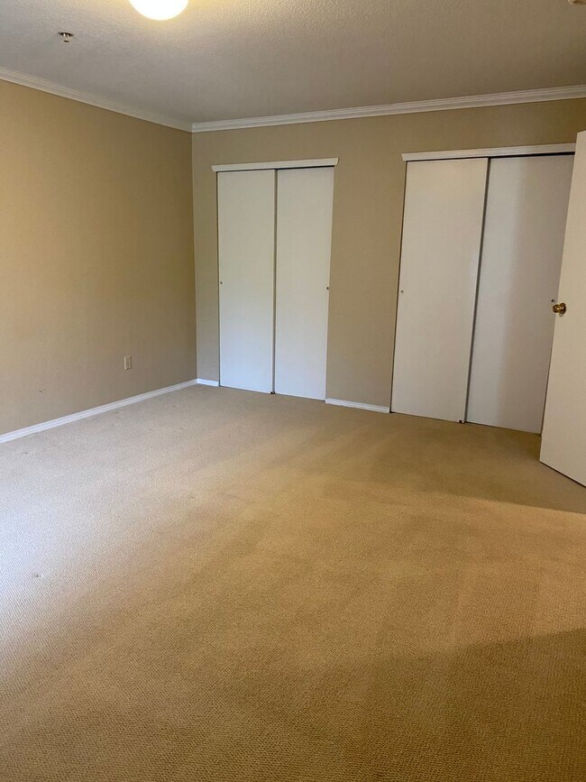 Foto del edificio - $1700/Mos 1 Bed 1 Bath Lower Level Condo i...