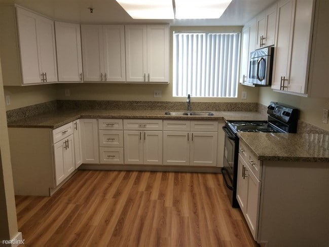 Building Photo - 8560 Oleander Ave