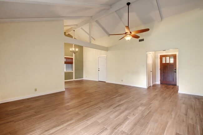 Building Photo - 9425 Shady Oaks Dr