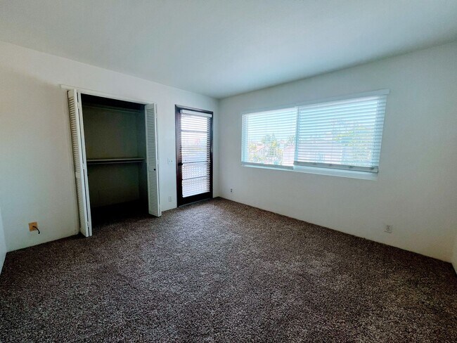Building Photo - Gorgeous Pacific Beach 2 Bed 2.5 Bath Townhouse