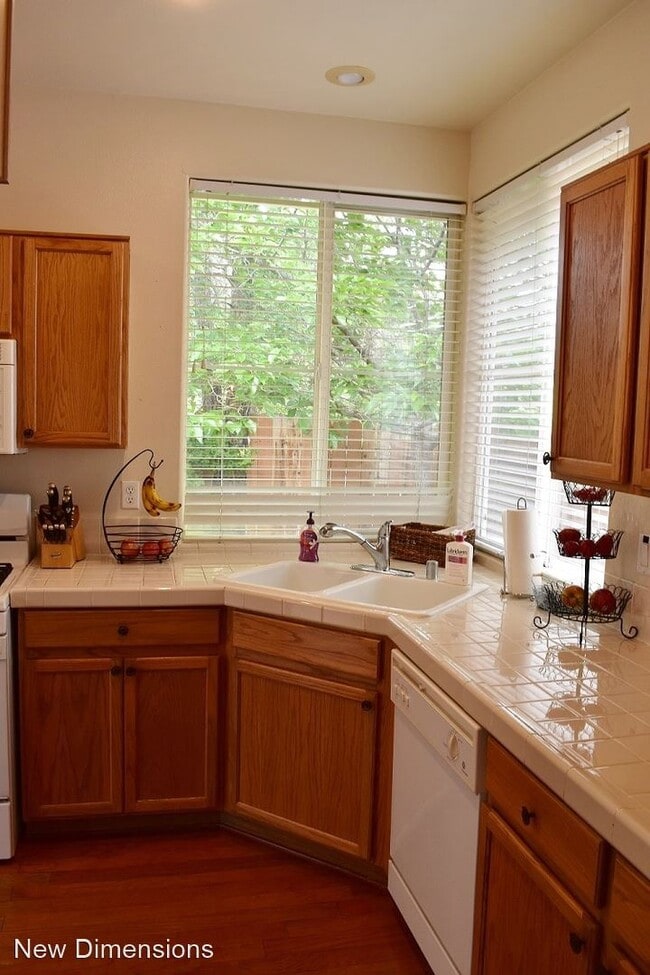 Building Photo - 2 br, 2.5 bath House - 3540 Heron's Circle