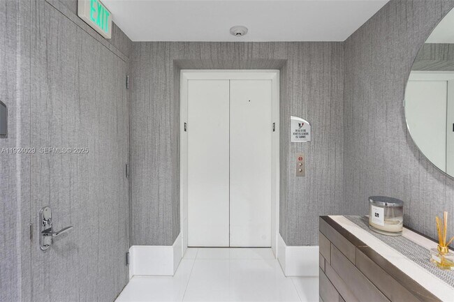 Foto del edificio - 17121 Collins Ave