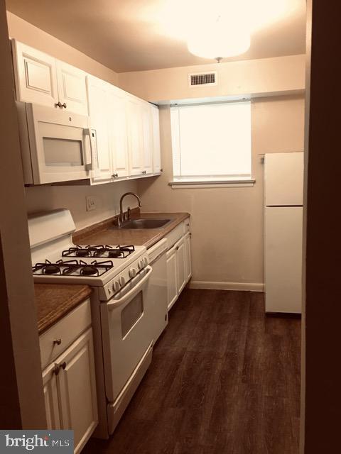 Foto del edificio - 11352 Cherry Hill Rd