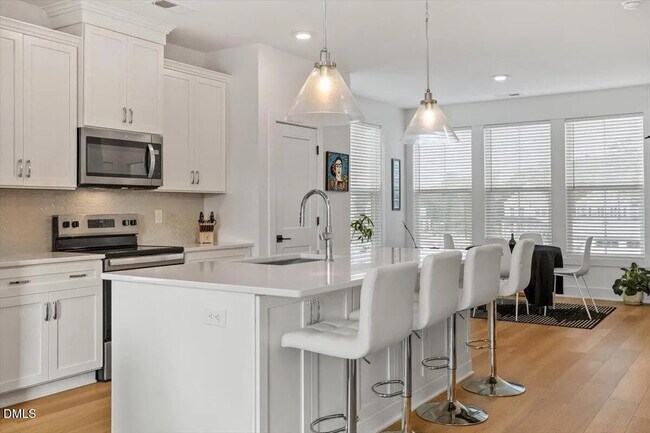Foto del edificio - Room in Townhome on Billingshurst Wy