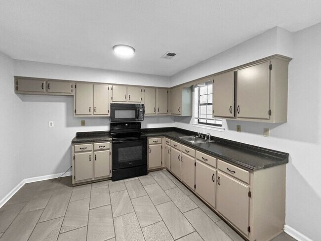 Building Photo - 880 Hill St