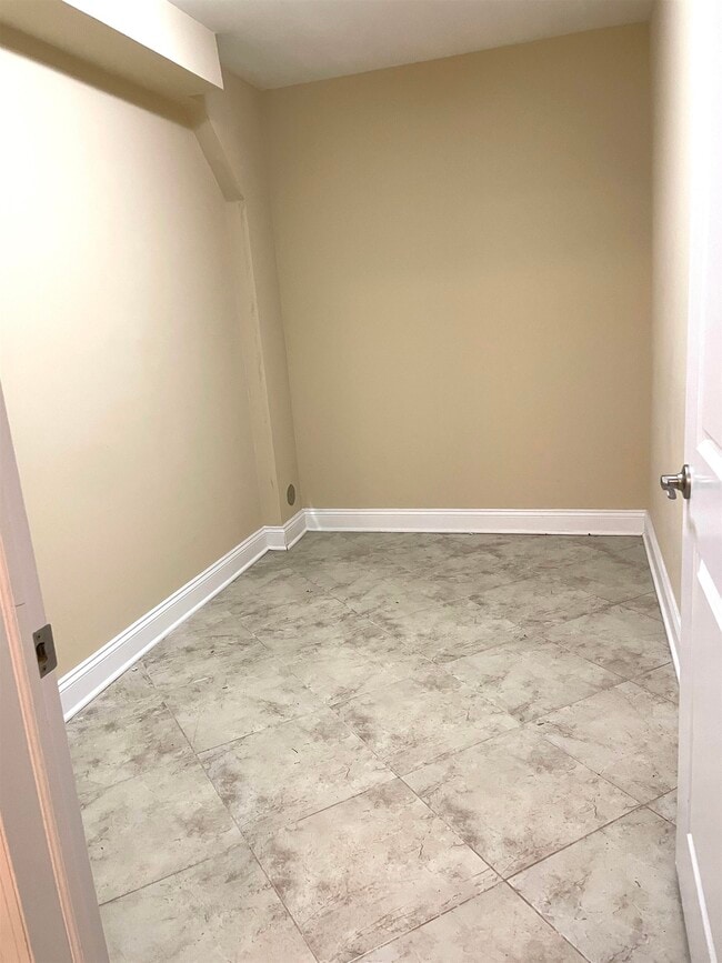 Building Photo - 734 County Ave