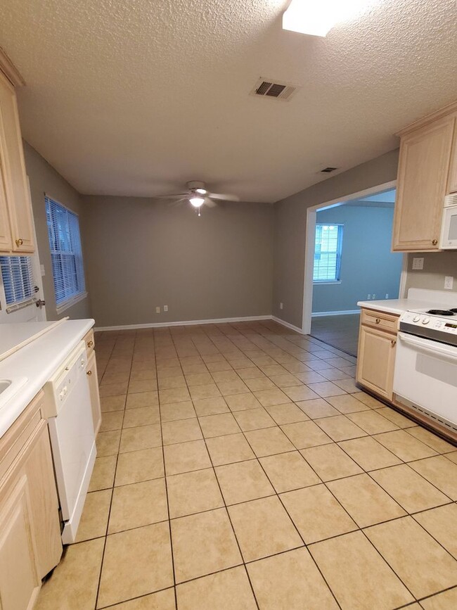 Building Photo - COMING SOON! Nice 3 bedroom in the Heart o...