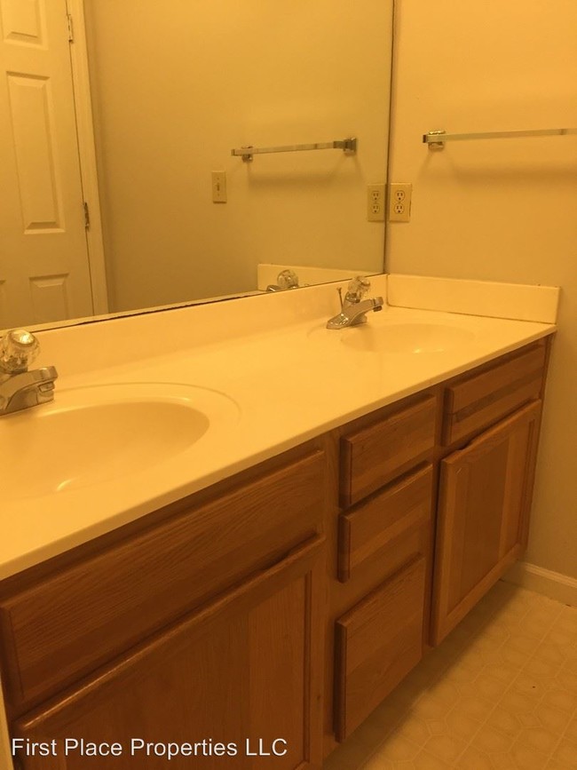 Building Photo - 4 br, 2 bath Room For Rent - 415 Oldham