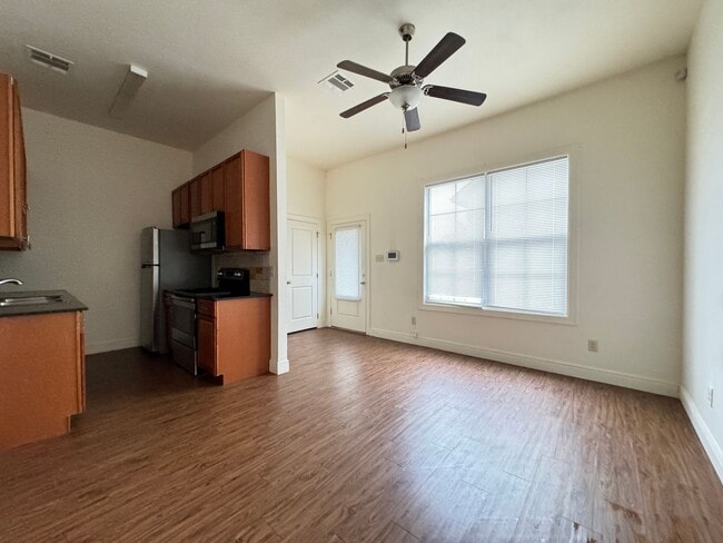 Building Photo - Pine Grove Apartments