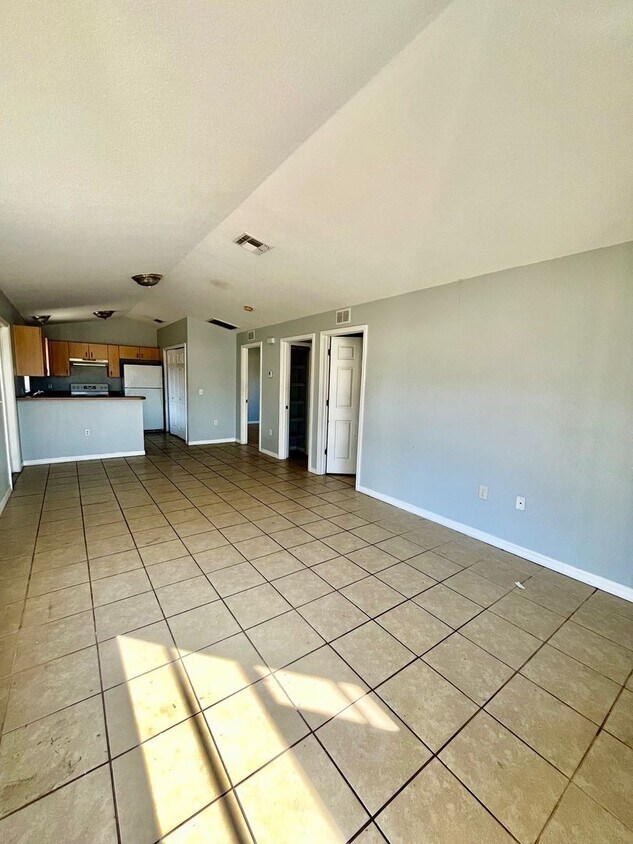 Foto del edificio - SPACIOUS 2BR/1BA Duplex, Vaulted Ceilings, More! NO APPLICATION FEE!