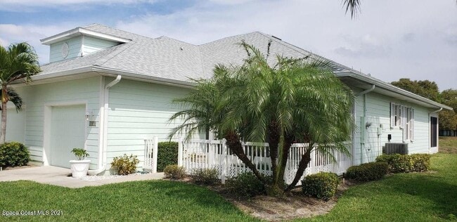 Side View - 1050 Eleuthera Dr NE