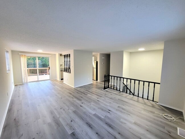 Foto del edificio - 4 Bedrooms in East Charlotte, Split Level ...