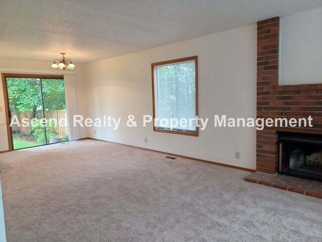 Foto del edificio - Ready Immediately Summer Lake 3 Bed on Corner Lot, Fenced Yard, Primary Bed on Main Level