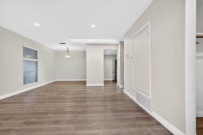 Foto del edificio - Updated Ground-Floor End Unit with Pool Access & No Stairs in West Roundtree!