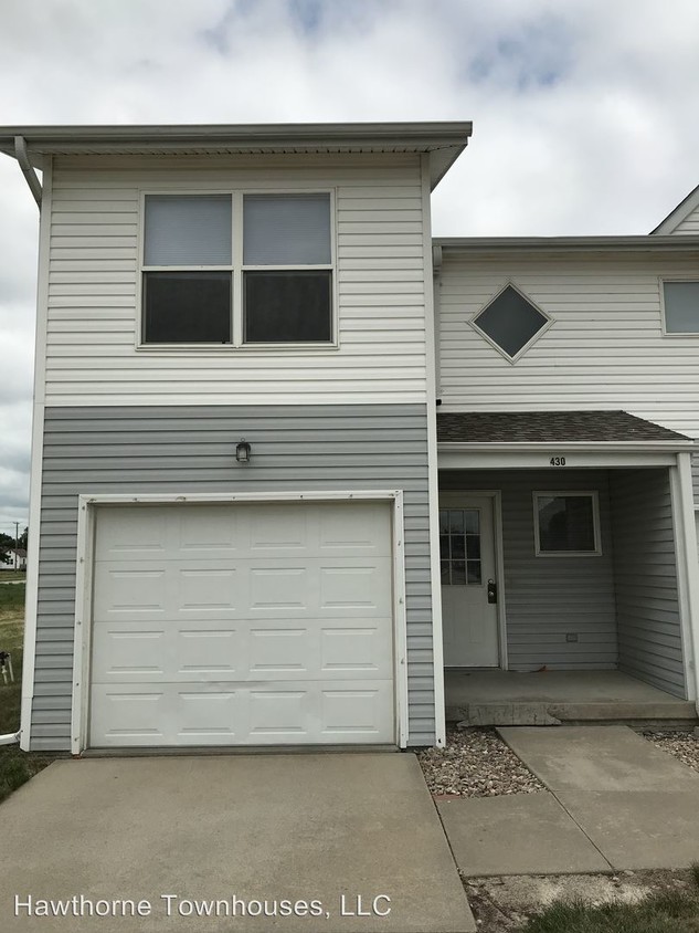 Primary Photo - 418-430 Hawthorne Cir