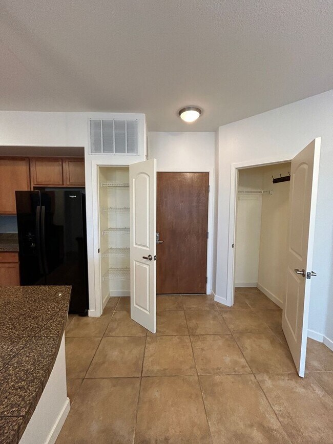 Building Photo - Beautiful One Bedroom Condo in Via Varra