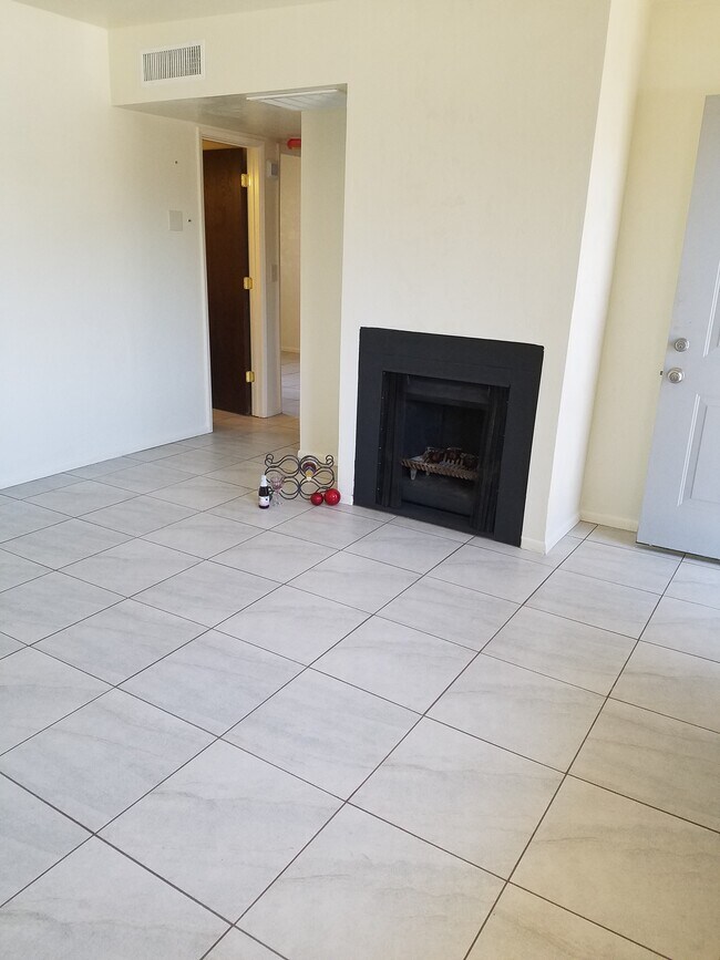 Building Photo - 3548 E Monte Vista Dr