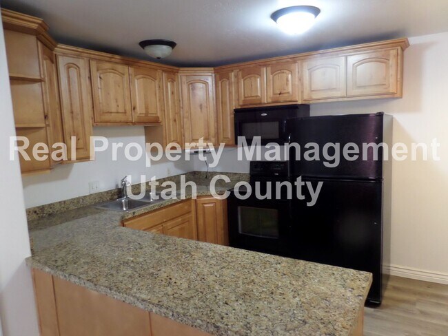 Building Photo - Darling Condo available