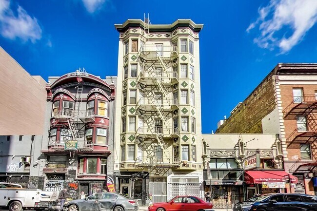 Building Photo - Pet Friendly Remodeled Studio Available Now!