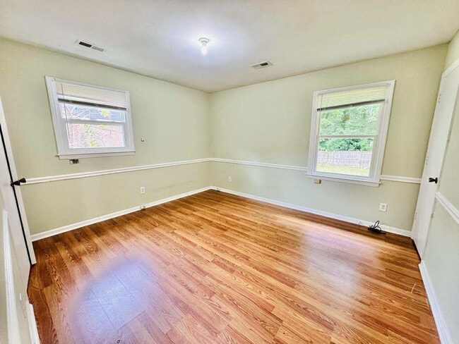 Foto del edificio - 4824 Farm Pond Ln