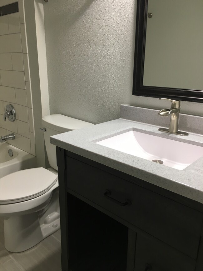 Building Photo - 410 E Mill St