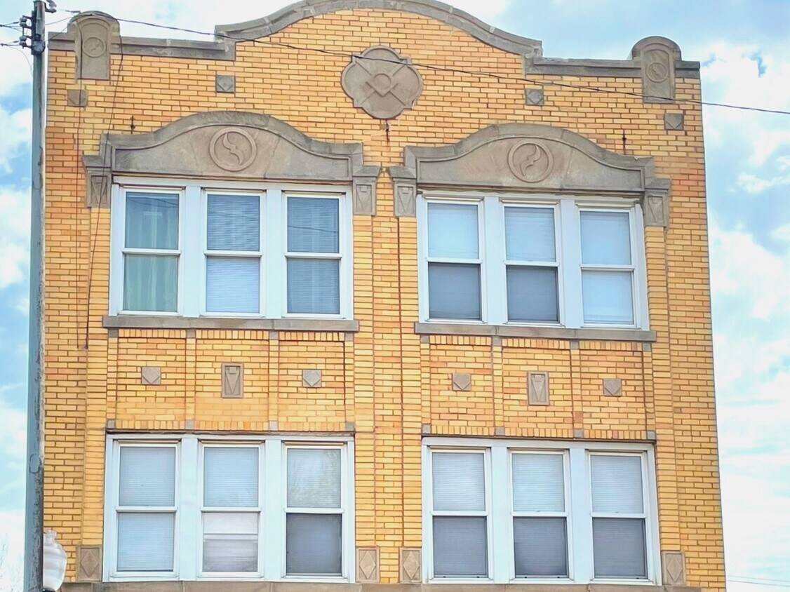 Primary Photo - 4343 W Diversey Ave