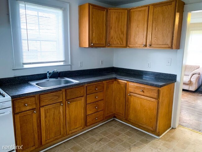 Building Photo - 2 br, 1 bath House - 526 Manly Ave