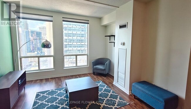 Building Photo - 25 Grenville St