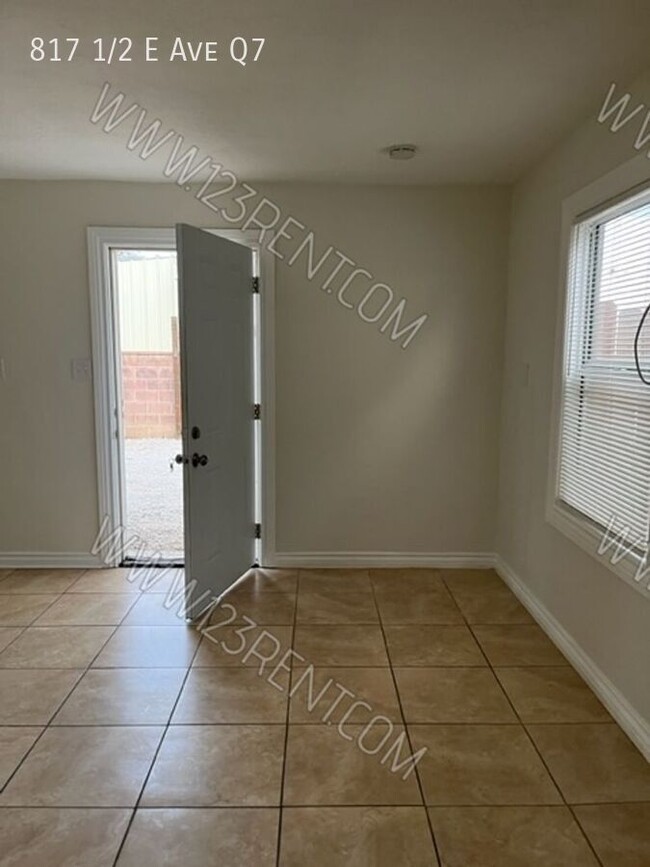 Building Photo - 1BD/ 1BTH APT EAST PALMDALE