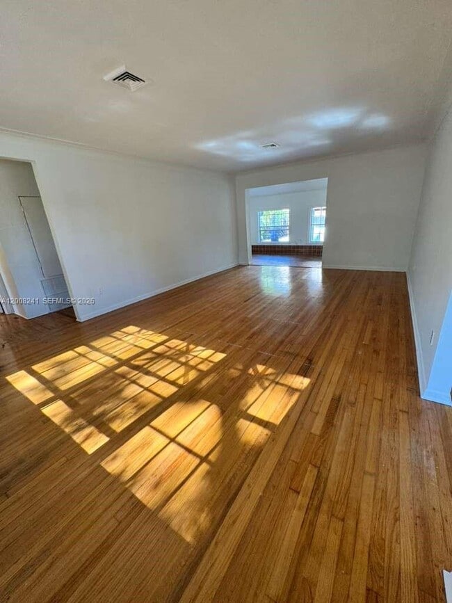 Foto del edificio - 4582 Royal Palm Ave