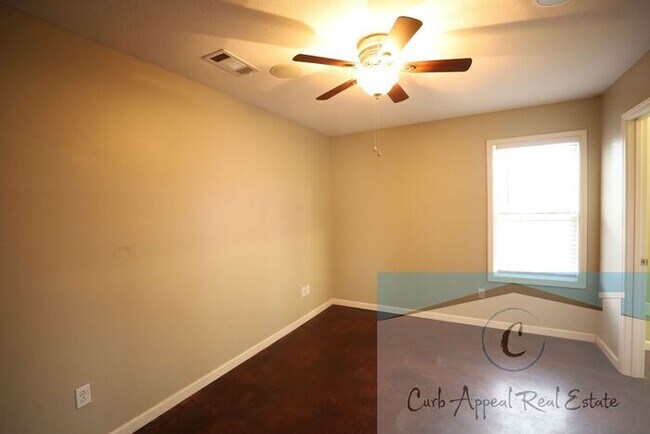 Foto del edificio - Internet included!! Spacious 1 bed /1 full bath apt - includes washer/dryer