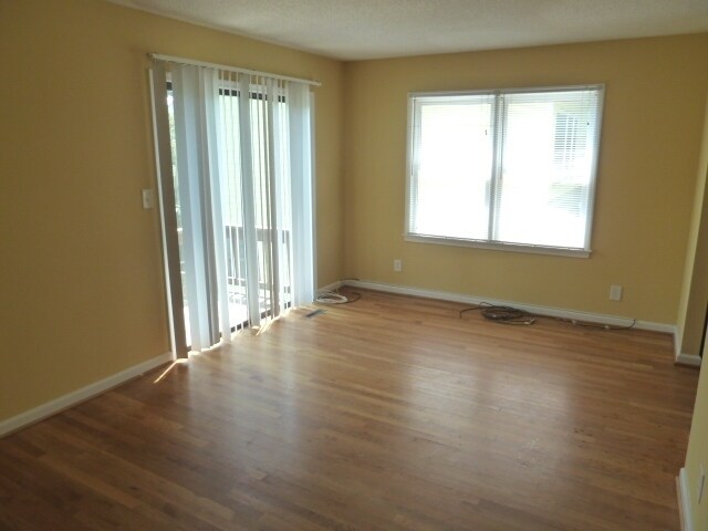 Building Photo - Large updated 4br 3.5ba duplex w/ parking ...