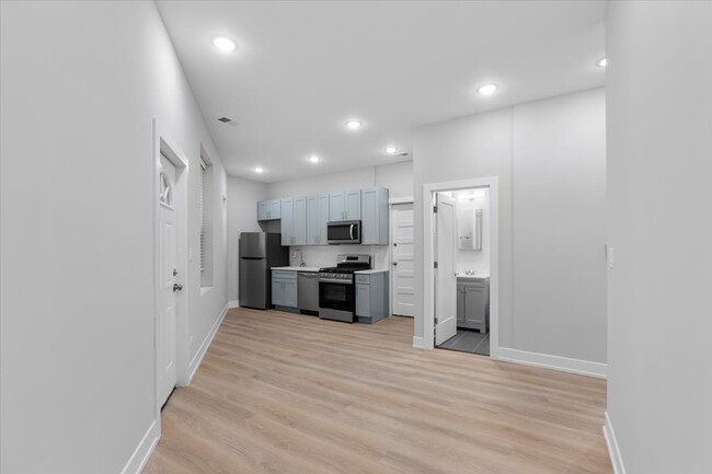 Building Photo - Pets are Allowed! Fabulous 2bd with modern...