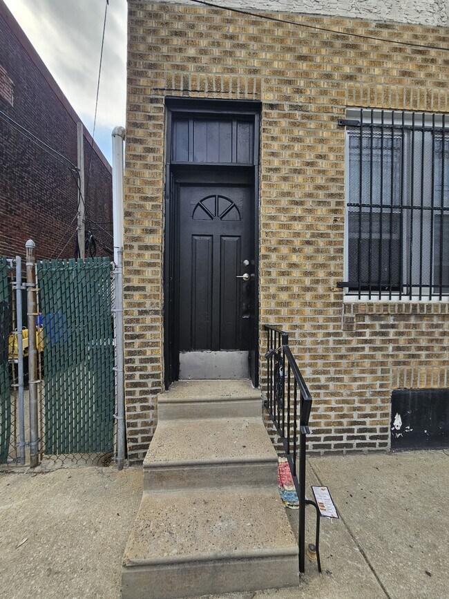 Building Photo - 752 E Tioga St
