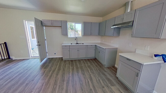 Foto del edificio - 10317 Walnut Ave