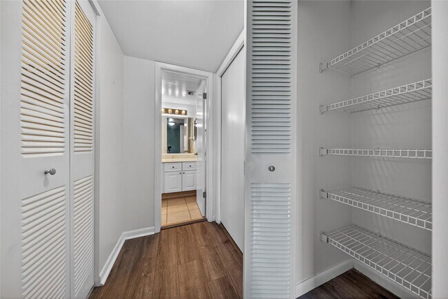 Building Photo - 711 N Pine Island Rd