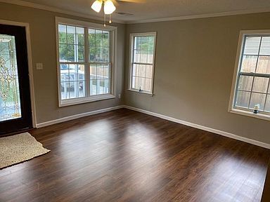 Building Photo - Beautiful Home with a Spacious Backyard