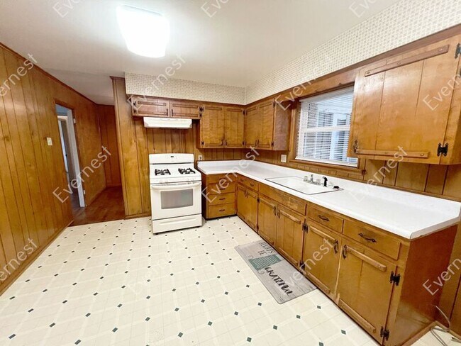 Building Photo - 210 W 52nd St