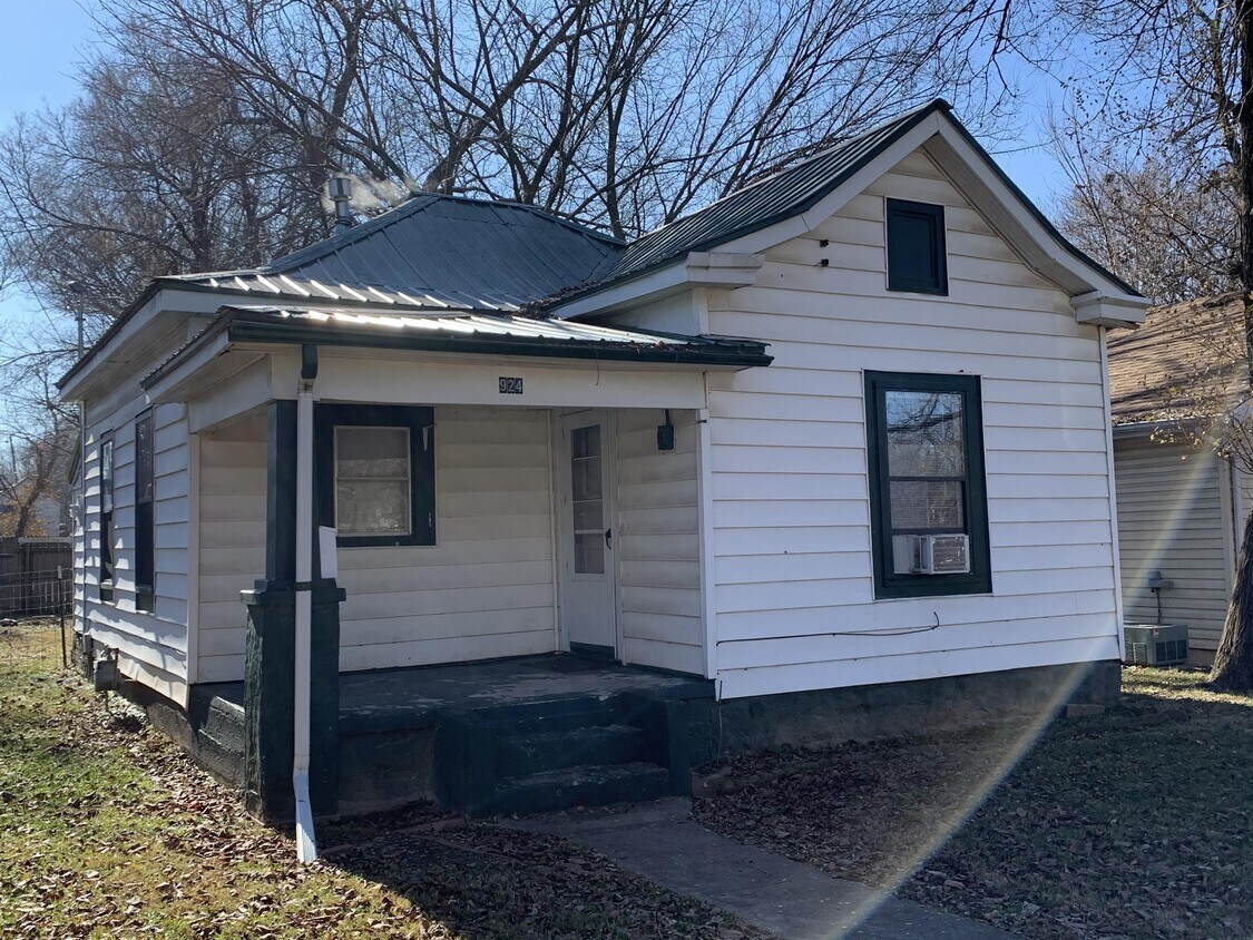 Primary Photo - 924 E High St