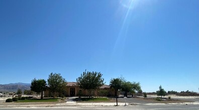 Building Photo - 3611 Oakleaf Ave