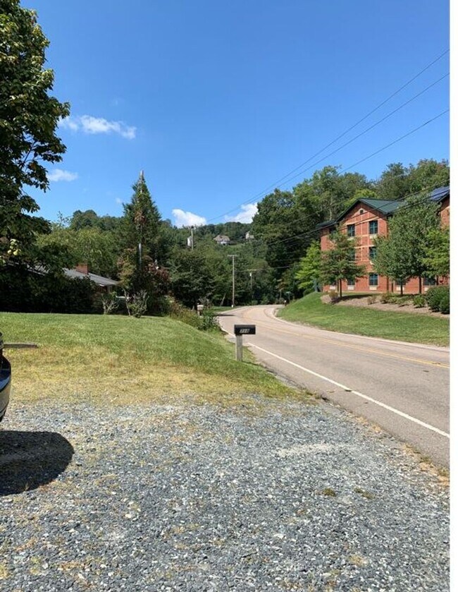 Foto del edificio - 718 Poplar Grove Rd
