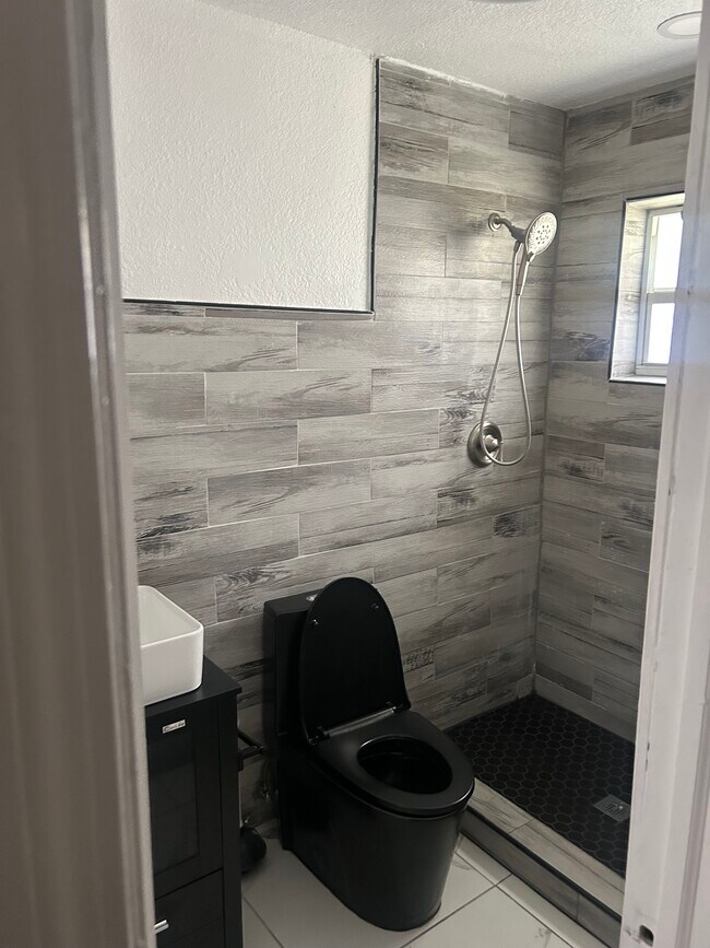 Baño en el dormitorio principal - 154 NW 14th Way