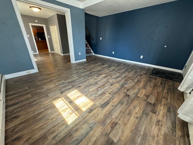 Building Photo - THREE BEDROOM/ONE BATH TWIN