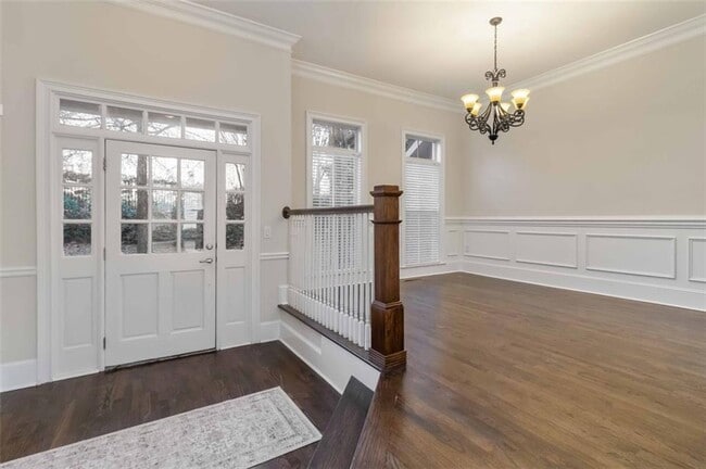 Building Photo - 5460 Glenridge View NE