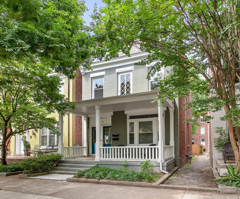 Primary Photo - $2,890 / 2 br / 2 ba / 1,400 sqft