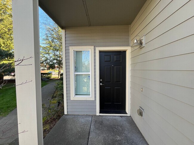 Building Photo - 3 Bd 3 Ba home in Hillsboro! Private yard ...