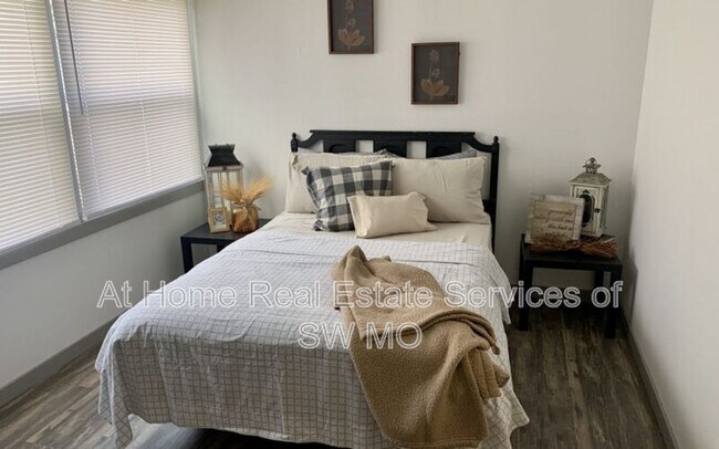 Foto del edificio - 1438 E Elm St